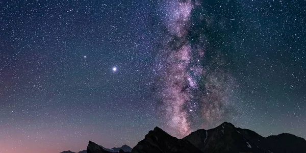 Núcleo Láctea Estrelas Brilhantes Céu Noturno Sobre Alpes Vista Panorâmica — Fotografia de Stock