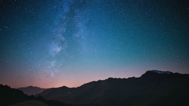 时光飞逝 夜空中的银河系和在阿尔卑斯山上空旋转的星星 独特的流星雨冲击爆炸 左边尾端星尘迹 — 图库视频影像