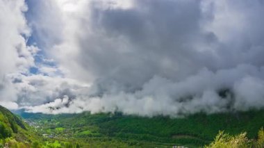 Zaman aşımı: Alpler İtalya dağ ormanları engin gökyüzünün altında dramatik kümülüs bulutlarıyla, doğanın ihtişamını, vahşi doğanın büyüklüğünü, özgürlüğün ve korkunun özünü yakalıyorlar.