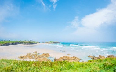 Galiçya 'daki Playa des Catedrales İspanya' daki kumtaşı kayaları gel-git havuzları gökyüzü uçurumları berrak, berrak mavi gökyüzü altında sakin doğal mucize