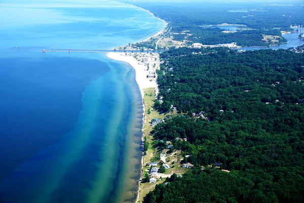 Bir kuş bakışı Gölü kıyısındaki Michigan'dan. Havadan görünümden kıyı şeridi. Uçak kanadı kıyı arka planda. Yeşil orman. Şeffaf mavi su. Grand Haven, Michigan çıkabilir