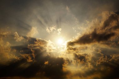 Günbatımı gökyüzü bulutlar ile kaplıdır. Karanlık kalın bulutlar ve onları aracılığıyla ışık Break.