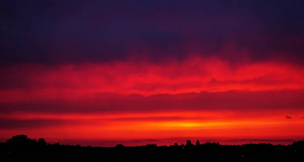 Glühender Sonnenuntergang Leuchtende Violette Orangefarbene Farben Fließende Übergänge Von Magenta — Stockfoto