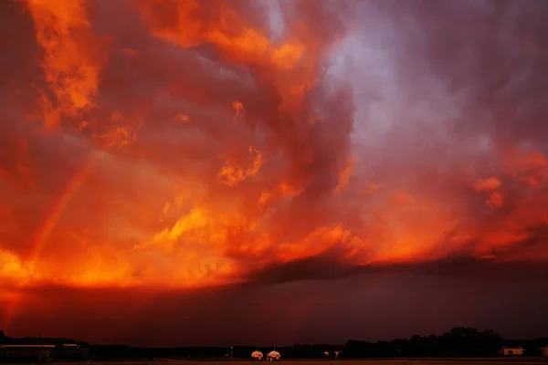 Akşam gökkuşağı gün batımında. Gökkuşağı günbatımı ve Havaalanı üzerinde fırtınalı gökyüzü. Grand Haven Michigan Eyaleti