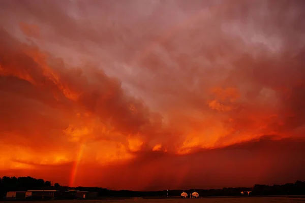 Rainbow Dessus Aéroport Dans Contexte Coucher Soleil Ardent Face Une — Photo