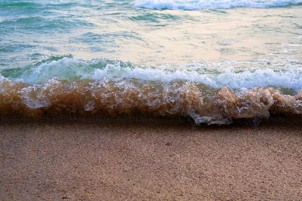 Onda Tricolore Attraversa Sabbia Come Piccolo Tsunami Pure Bella Acqua — Foto Stock