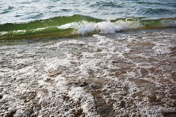 Yukarıda su yüzeyine artış dalga ve sahile kadar çalıştırın. Güzel yeşil su dalgalar derinliklerinde görülür. Michigan Gölü, bir plaj Grand Haven şehir içinde.