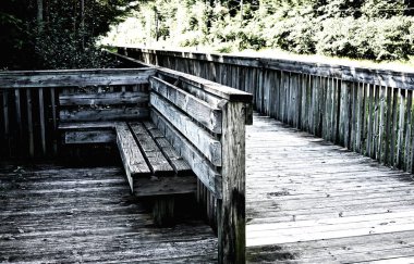 Footway yakın köprü üzerinde izole ahşap koyu gri park bankında