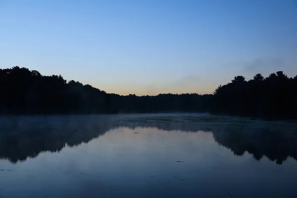 Misty Manhã Sobre Uma Lagoa Tranquila Água Calma Reflete Silhueta — Fotografia de Stock