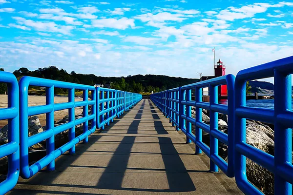 オランダ港の光 オイルで塗装 桟橋の後ろに 桟橋に明るい青いフェンスが緑の森と白い雲とターコイズ ブルーの空です オランダ ハーバー ライト 大きな赤い オタワ郡 — ストック写真