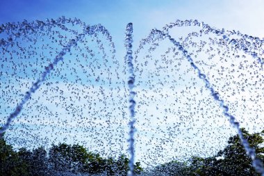 Fıskiyenin jetleri yukarı akar