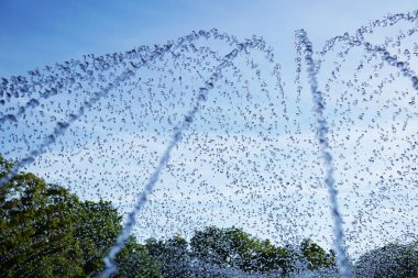 Fıskiyenin jetleri yukarı akar
