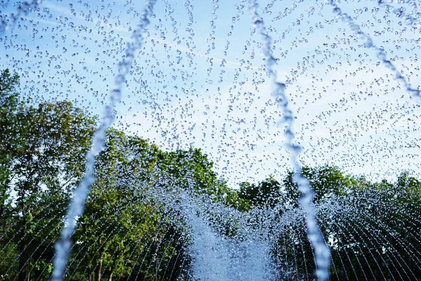 Fıskiyenin jetleri yukarı akar