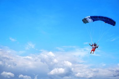 Arka planda koyu mavi gölgelik ile Skydiver mavi bir gökyüzü ab