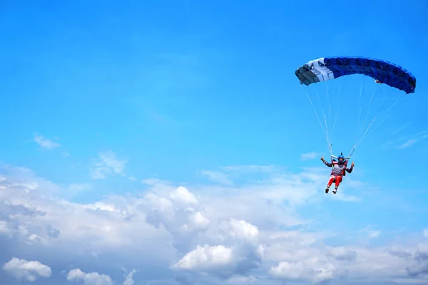 Arka planda koyu mavi gölgelik ile Skydiver mavi bir gökyüzü ab