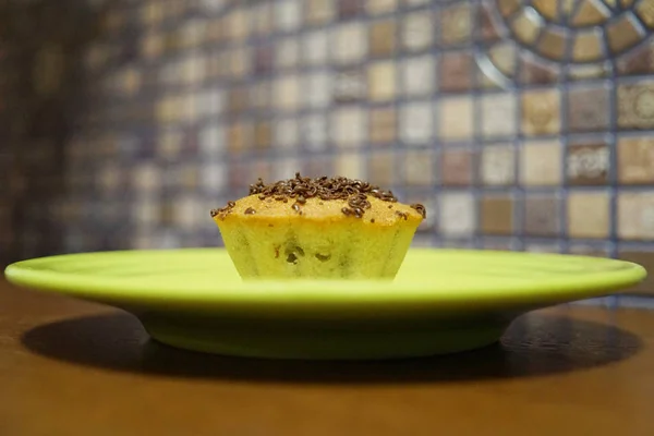 Çikolata scobs ile yeşil uçan ve cupcake