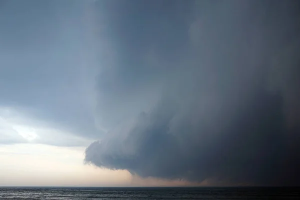 Furacão com nuvens escuras vindo com a tempestade sobre o lago Michigan — Fotografia de Stock