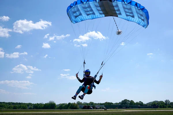 Fallschirmspringer fliegt unter dem Vordach eines Fallschirms, nähert sich schnell Stockfoto