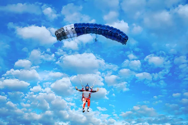 Skydiver hızlı bir riped paraşüt ile hareket ve s içine etkileyen