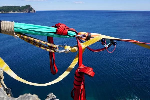 Bir Slackline 'ın halatları ve düğümleri