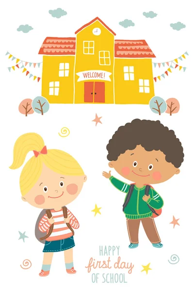 Feliz primer día de diseño de tarjetas escolares. Los niños van a la escuela. Muchacho y niña sonrientes en uniformes escolares con mochilas en el patio de la escuela. Edificio escolar exterior. Ilustración vectorial de dibujos animados en estilo plano . — Vector de stock