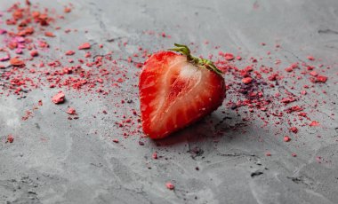 Çilek bir yakın çekim bölümünde. Karanlık fotoğraf. Dağınık, çilek allık bir tozdur. Çilek stili.