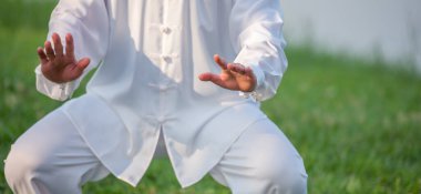 Tai Chi Chuan ustası kılıç tutuyor, Çin dövüş sanatları eğitimi.
