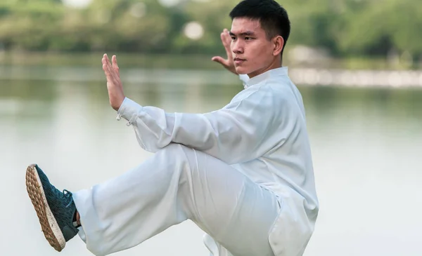 Tai Chi Chuan Mistr Ruce Drží Meč Čínské Bojové Umění — Stock fotografie