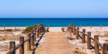 Almeria İspanya plaja ahşap yürüme yolu