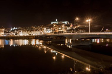 Coimbra Portekiz Santa Clara köprünün gece görünümü