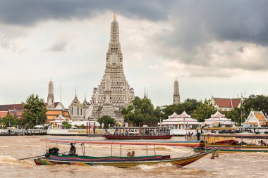 Bangkok Tayland Wat Arun Tapınağı önünde geçiş Chao Phraya Nehri feribot