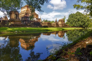 Stupas ve nehir Sukhothai Historical Park Tayland at