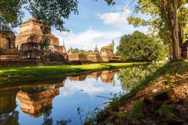 Stupas ve nehir Sukhothai Historical Park Tayland at