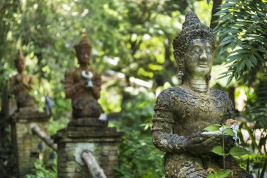 Chiang Mai Tayland ormanda Wat Pha Lat tapınağın bir yolda üç Buda