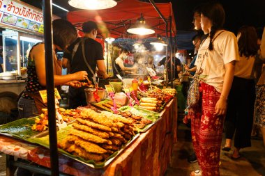 Tayland Chiang Mai gece markette sokak gıda durak
