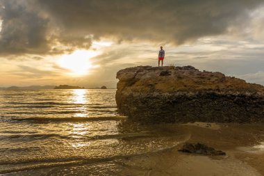 Bir Ao Nang Beach, Krabi, Tayland, Thailand, kahverengi günbatımı