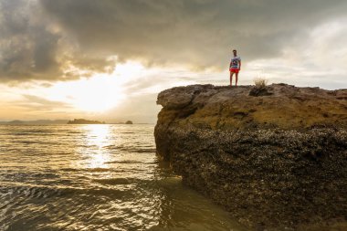Bir Ao Nang Beach, Krabi, Tayland, Thailand, kahverengi günbatımı