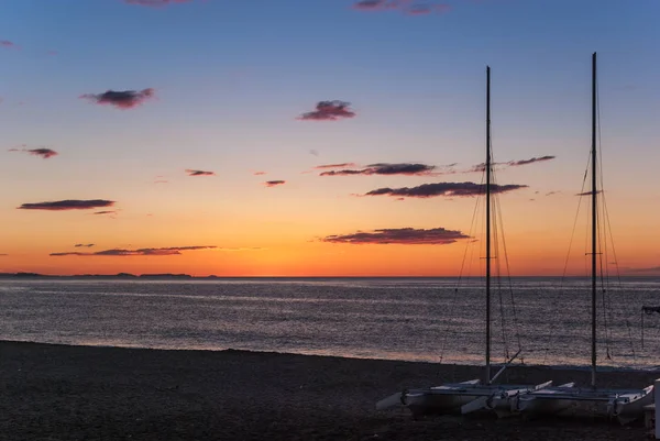Sunrise Mojacar Almeria İspanya kıyısında mahsur kalan iki Katamaran ile sahilde