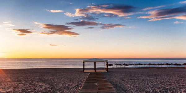 Sunrise bir çardak Mojacar Almeria İspanya ile sahilde