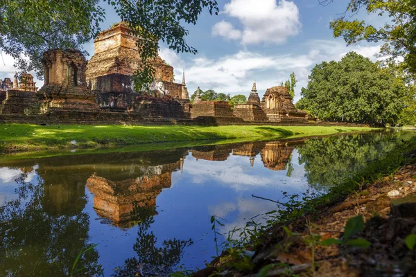 Stupas ve nehir Sukhothai Historical Park Tayland at