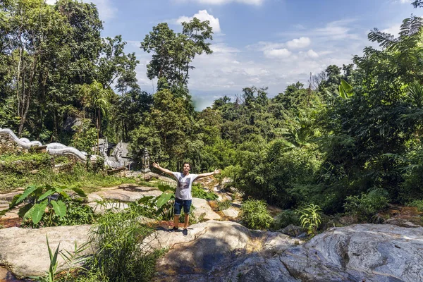 Çocuğa orman Wat Pha Lat Chiang Mai Tayland