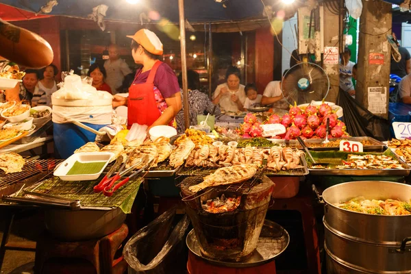 Tayland Chiang Mai gece markette sokak gıda durak