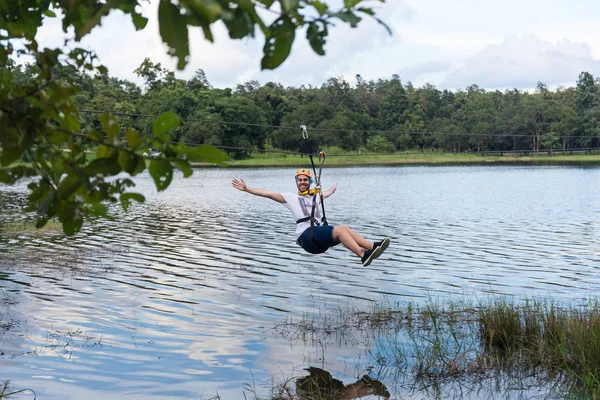 Mladý Muž Přes Jezero Zip Line — Stock fotografie