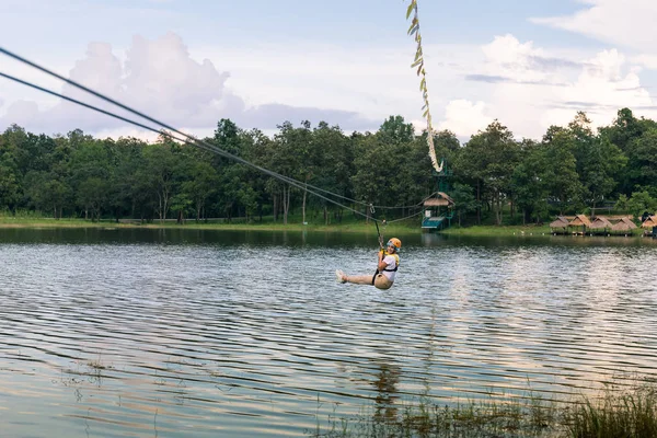 Jonge Vrouw Overschrijding Van Een Meer Zip Lijn — Stockfoto