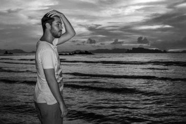 Bir Ao Nang Beach, Krabi, Tayland, Thailand, parça bulunmaktadır genç adam