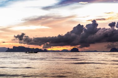 Bir Ao Nang Beach, Krabi, Tayland, Thailand, dramatik günbatımı
