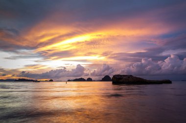 Bir Ao Nang Beach, Krabi, Tayland, Thailand, dramatik günbatımı