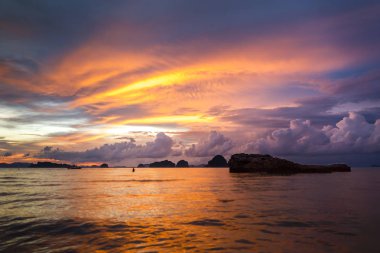 Bir Ao Nang Beach, Krabi, Tayland, Thailand, dramatik günbatımı