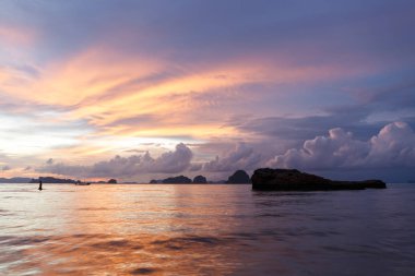 Bir Ao Nang Beach, Krabi, Tayland, Thailand, dramatik günbatımı