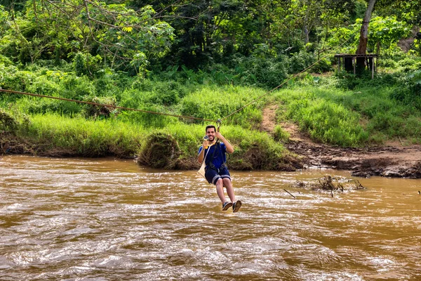 Joven Pasa Por Río Tirolina Chiang Mai Tailandia — Foto de Stock